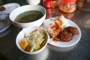 Bánh Cuốn Trứng: Hương vị đường phố đậm đà của Tuyên Quang 9