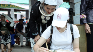 Khám phá nghệ thuật in hoa văn bằng sáp ong của người Dao Tiền 7