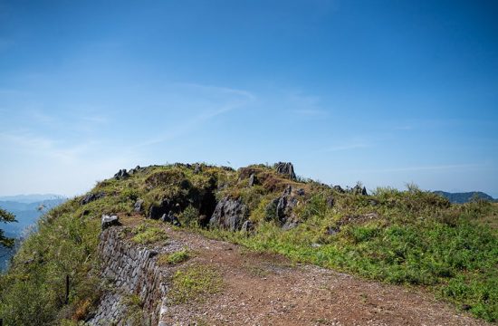 Trên đỉnh Phja Khao 9