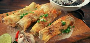 Bánh tráng mắm ruốc – quà vặt “thần thánh” vạn người mê ở Khánh Hoà