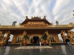 Chùa Phúc Lâm, mê mẩn vẻ đẹp lộng lẫy của ngôi chùa dát vàng 15