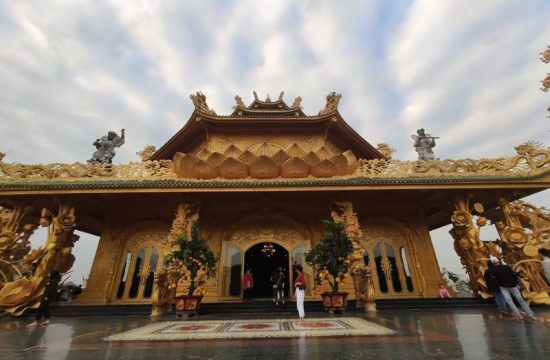 Chùa Phúc Lâm, mê mẩn vẻ đẹp lộng lẫy của ngôi chùa dát vàng 7