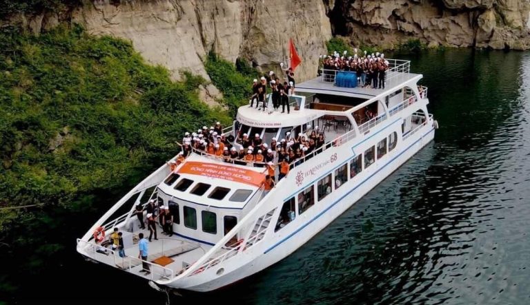 Trải nghiệm du thuyền lòng hồ Hòa Bình – “Vịnh Hạ Long trên núi”