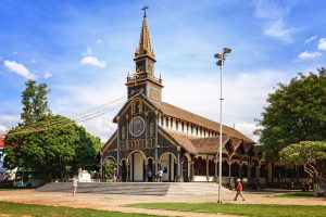 Nhà thờ gỗ Chính tòa Kon Tum – báu vật nằm giữa núi rừng Tây Nguyên bạt ngàn 35