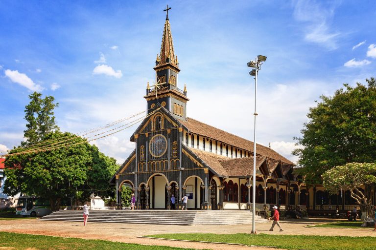 Nhà thờ gỗ Chính tòa Kon Tum – báu vật nằm giữa núi rừng Tây Nguyên bạt ngàn