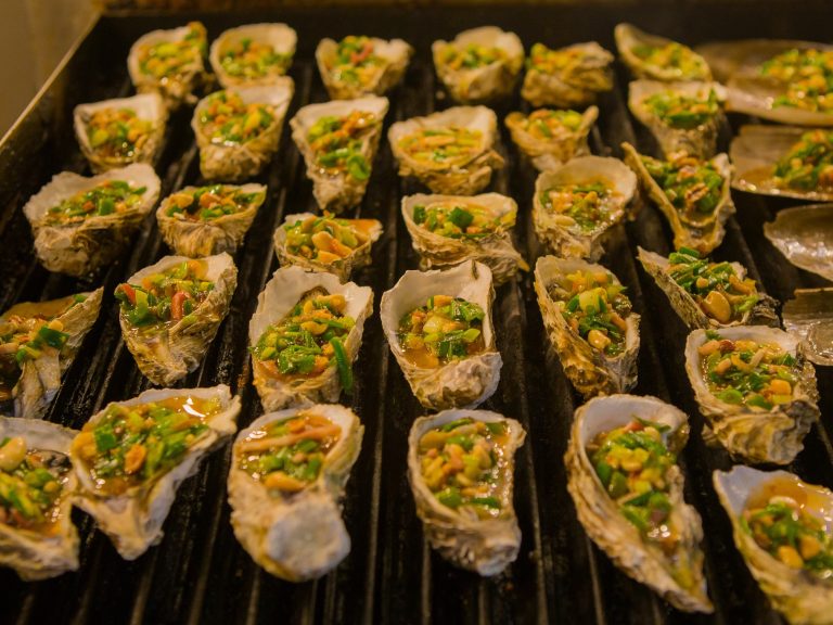 Hàu Sữa Nướng Mỡ Hành – Món Ăn “Gây Thương Nhớ” Ở Bãi Cháy